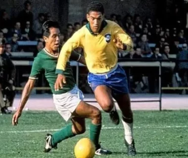 Garrincha là ai? Huyền thoại Samba trong trái tim cổ động viên 