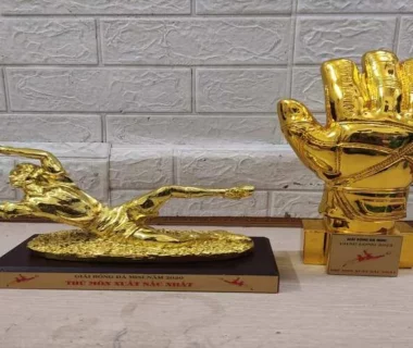 Găng tay Vàng ngoại hạng Anh: Khi những người nhện bước ra ánh sáng