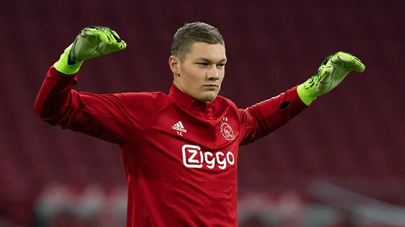Thủ môn Kjell Scherpen (Brighton) kết hợp hoàn hảo giữa chiều cao 2m06 và khả năng chơi chân ấn tượng.